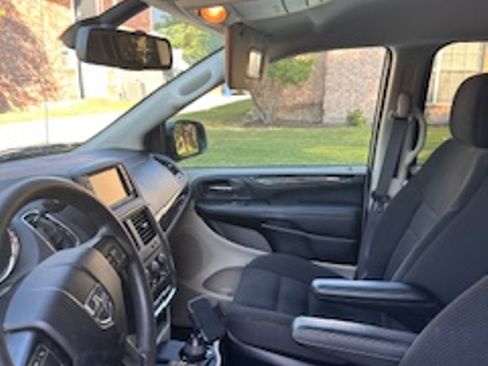 Used 2019 Dodge Grand Caravan SE w/ UConnect Hands-Free Group image 6