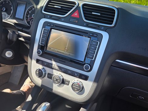 Used 2014 Volkswagen Eos Executive image 8