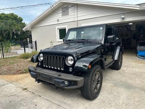 Used 2016 Jeep Wrangler Sahara AWD/4WD image 4