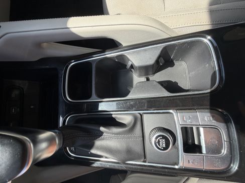 Used 2020 Kia Telluride SX w/ Towing Package FWD image 16