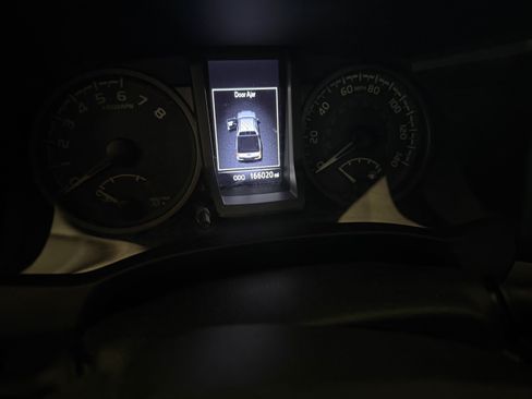 Used 2017 Toyota Tacoma TRD Off-Road image 19