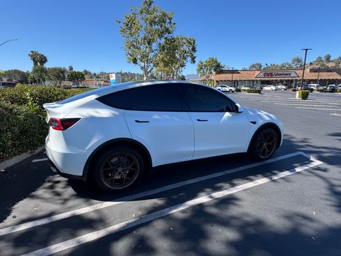 Used 2023 Tesla Model Y Long Range AWD/4WD image 13