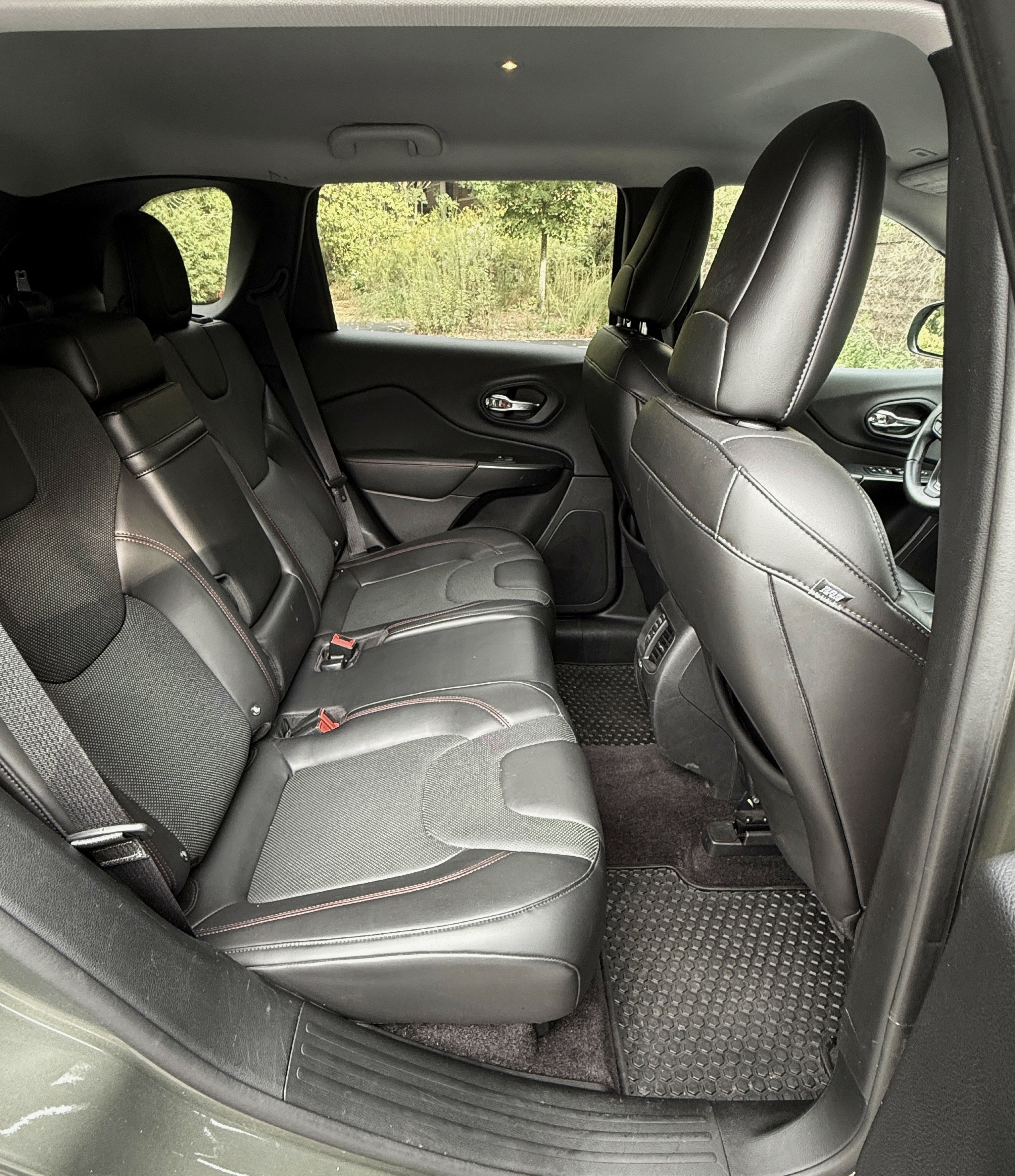 Used 2019 Jeep Cherokee Trailhawk AWD/4WD image 16