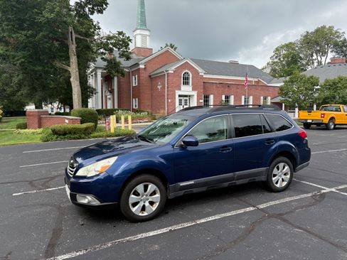 Used 2011 Subaru Outback 2.5i Limited AWD/4WD image 2