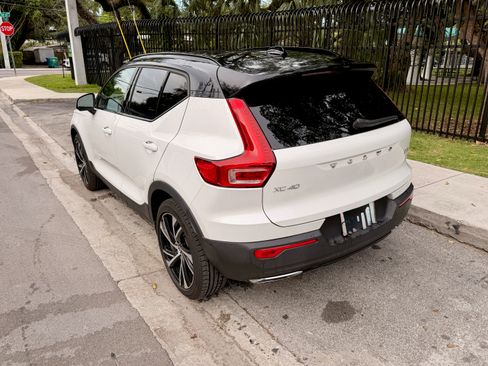 Used 2020 Volvo XC40 T4 R-Design FWD image 8