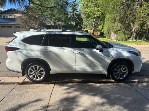 Used 2023 Toyota Highlander Limited AWD/4WD image 1