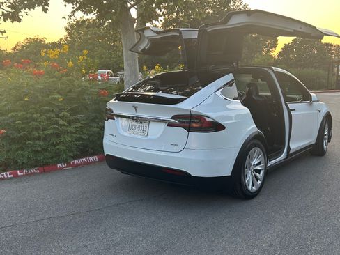 Used 2016 Tesla Model X 60D image 9
