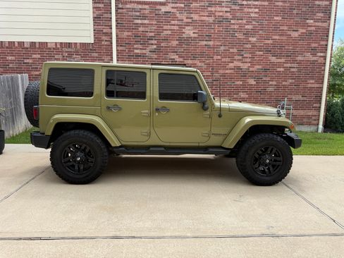 Used 2013 Jeep Wrangler Unlimited Sahara w/ Dual Top Group AWD/4WD image 2