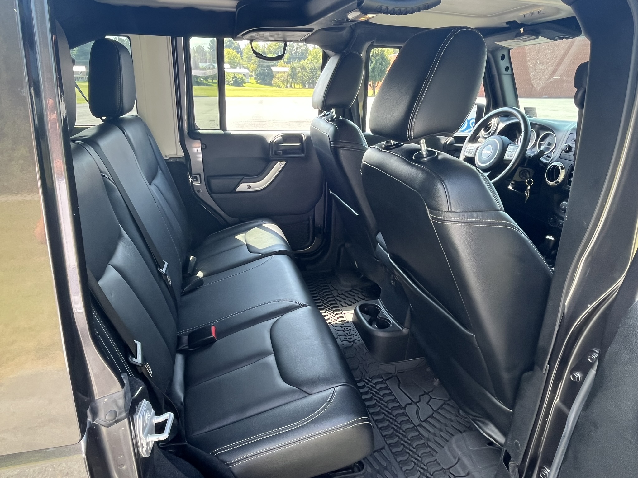 Used 2016 Jeep Wrangler Unlimited Rubicon w/ Connectivity Group AWD/4WD image 11