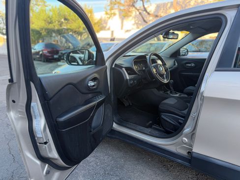 Used 2015 Jeep Cherokee Sport image 13