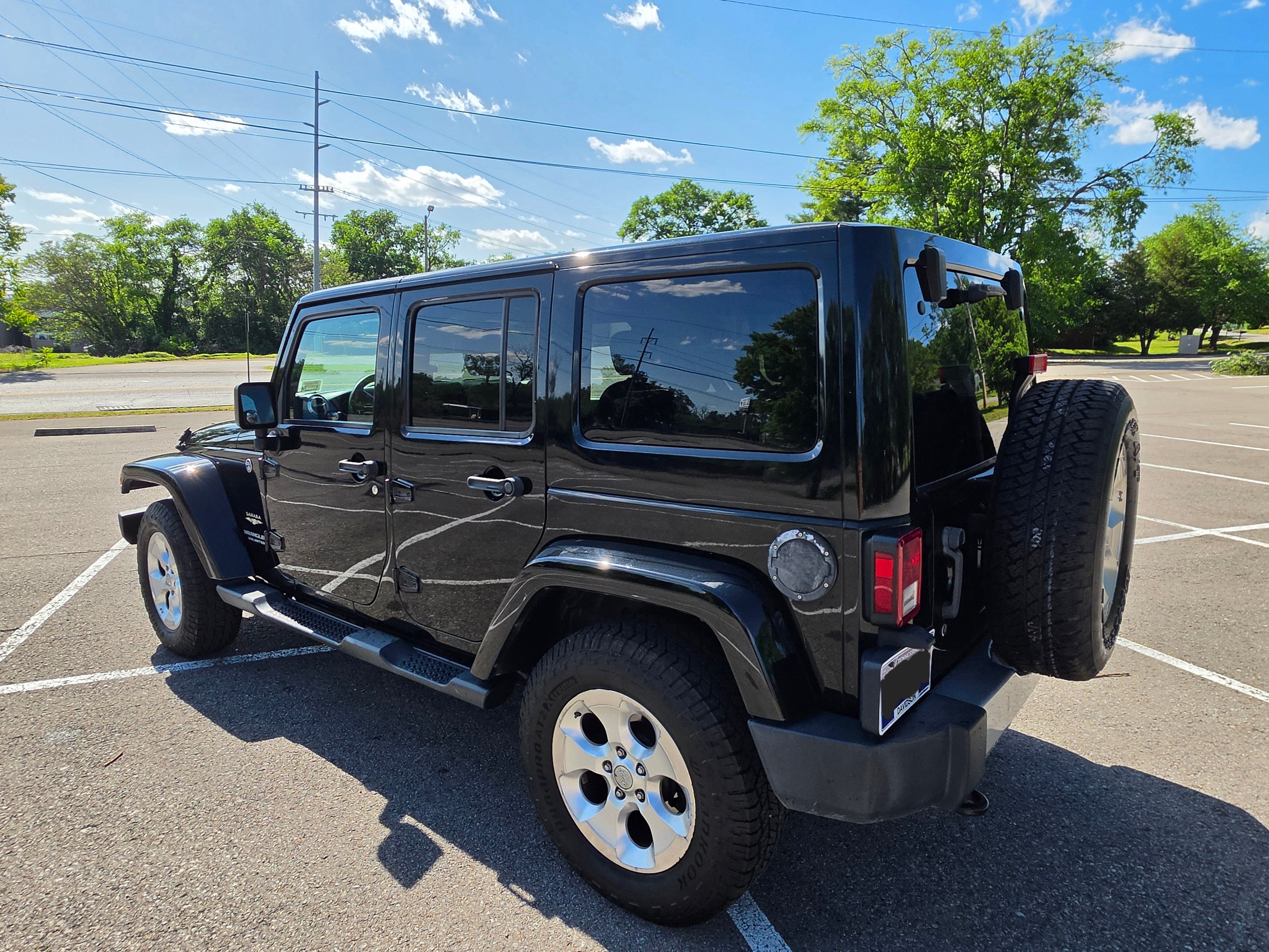 Used 2015 Jeep Wrangler Unlimited Sahara w/ Connectivity Group AWD/4WD image 5