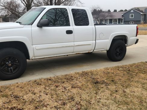 Used 2006 Chevrolet Silverado 1500 LT w/ Light Duty Power Package image 2