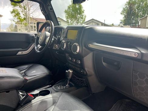 Used 2015 Jeep Wrangler Unlimited Rubicon w/ Connectivity Group AWD/4WD image 9