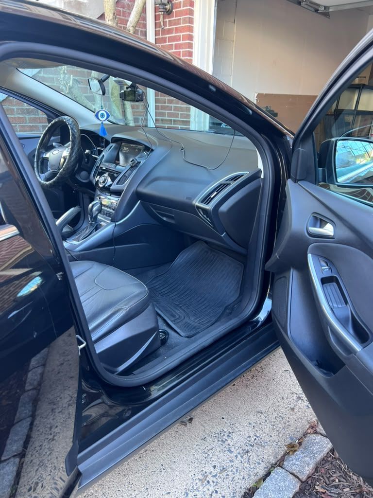 Used 2013 Ford Focus Titanium FWD image 16