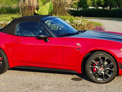 Used 2018 FIAT 124 Spider Abarth w/ Convenience Group RWD image 2
