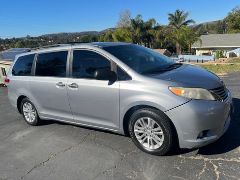 Used 2011 Toyota Sienna XLE image 4
