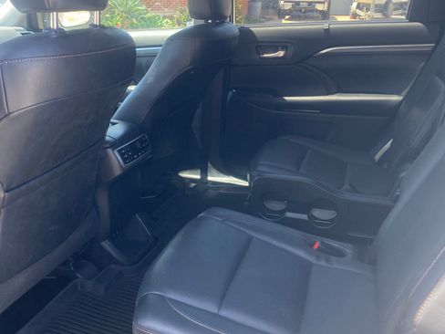 Used 2019 Toyota Highlander Limited Platinum AWD/4WD image 13