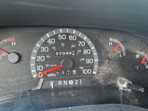 Used 2002 Ford E-350 and Econoline 350 Club Wagon image 2