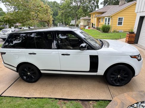 Used 2016 Land Rover Range Rover HSE image 1