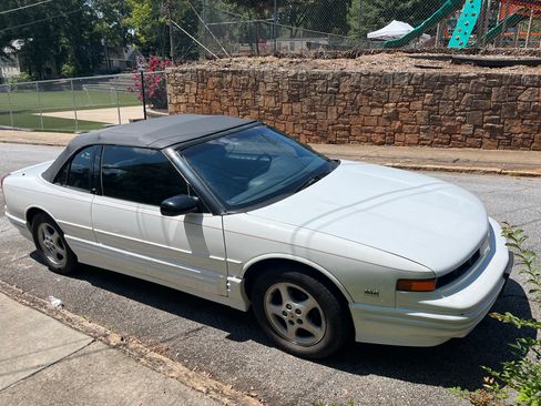 Used 1995 Oldsmobile Cutlass Supreme Convertible image 1