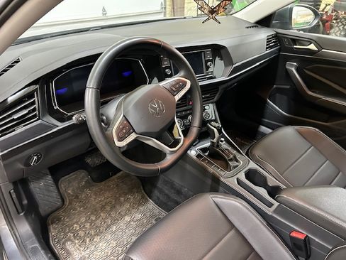 Used 2024 Volkswagen Jetta SE w/ Panoramic Sunroof Package image 5