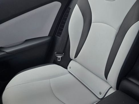 Used 2018 Toyota Prius Prime Premium image 18