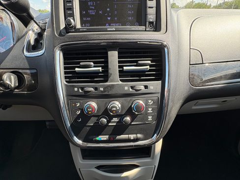 Used 2019 Dodge Grand Caravan SE w/ UConnect Hands-Free Group FWD image 29