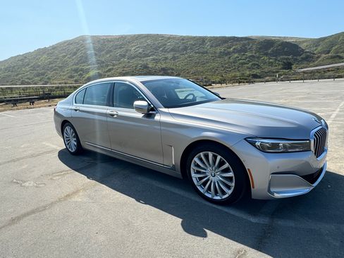 Used 2022 BMW 740i w/ Premium Package image 5