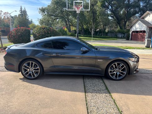 Used 2017 Ford Mustang GT Premium image 4