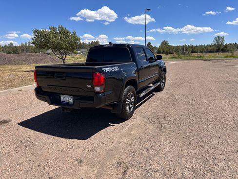 Used 2018 Toyota Tacoma TRD Sport w/ Technology Package AWD/4WD image 4