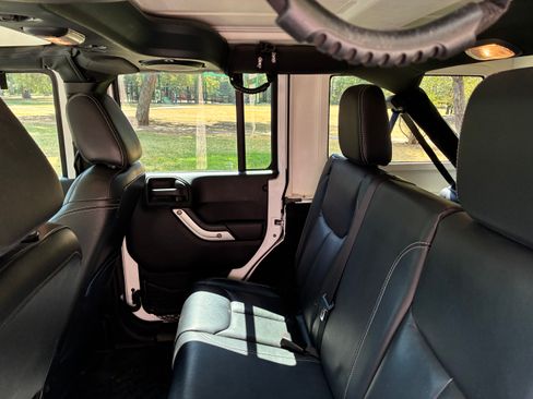 Used 2013 Jeep Wrangler Unlimited Sahara w/ Connectivity Group AWD/4WD image 15