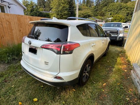 Used 2018 Toyota RAV4 XLE AWD/4WD image 12