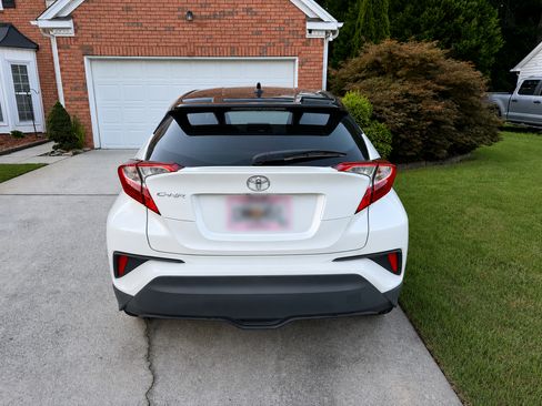 Used 2019 Toyota C-HR XLE FWD image 2