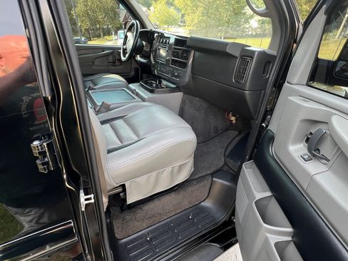 Used 2015 GMC Savana 2500 Extended RWD image 9
