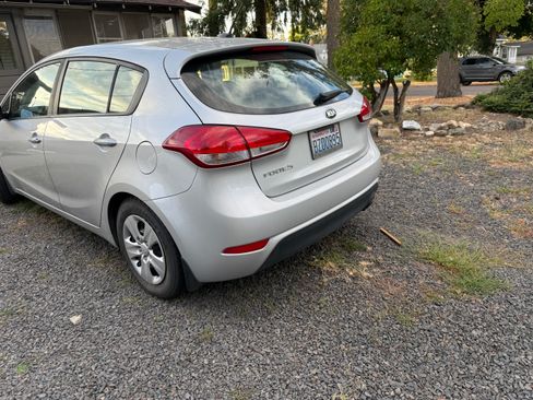 Used 2017 Kia Forte LX FWD image 4