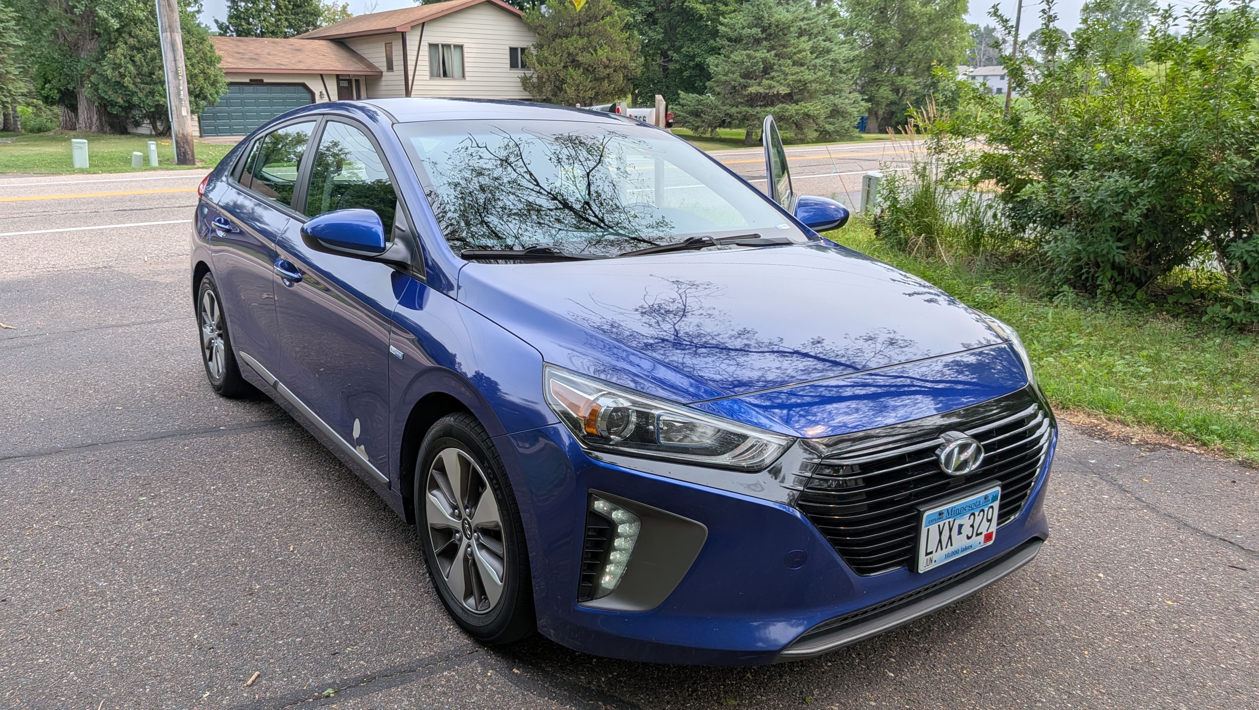 Used 2019 Hyundai Ioniq Plug-In Hybrid FWD image 1