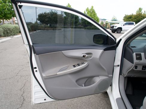 Used 2012 Toyota Corolla LE FWD image 31