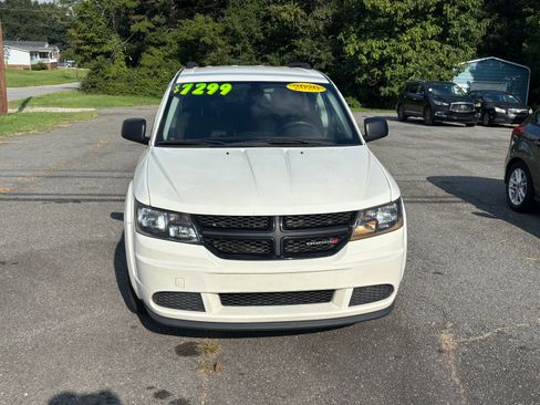 Used 2020 Dodge Journey SE w/ SE Popular Equipment Group FWD image 2