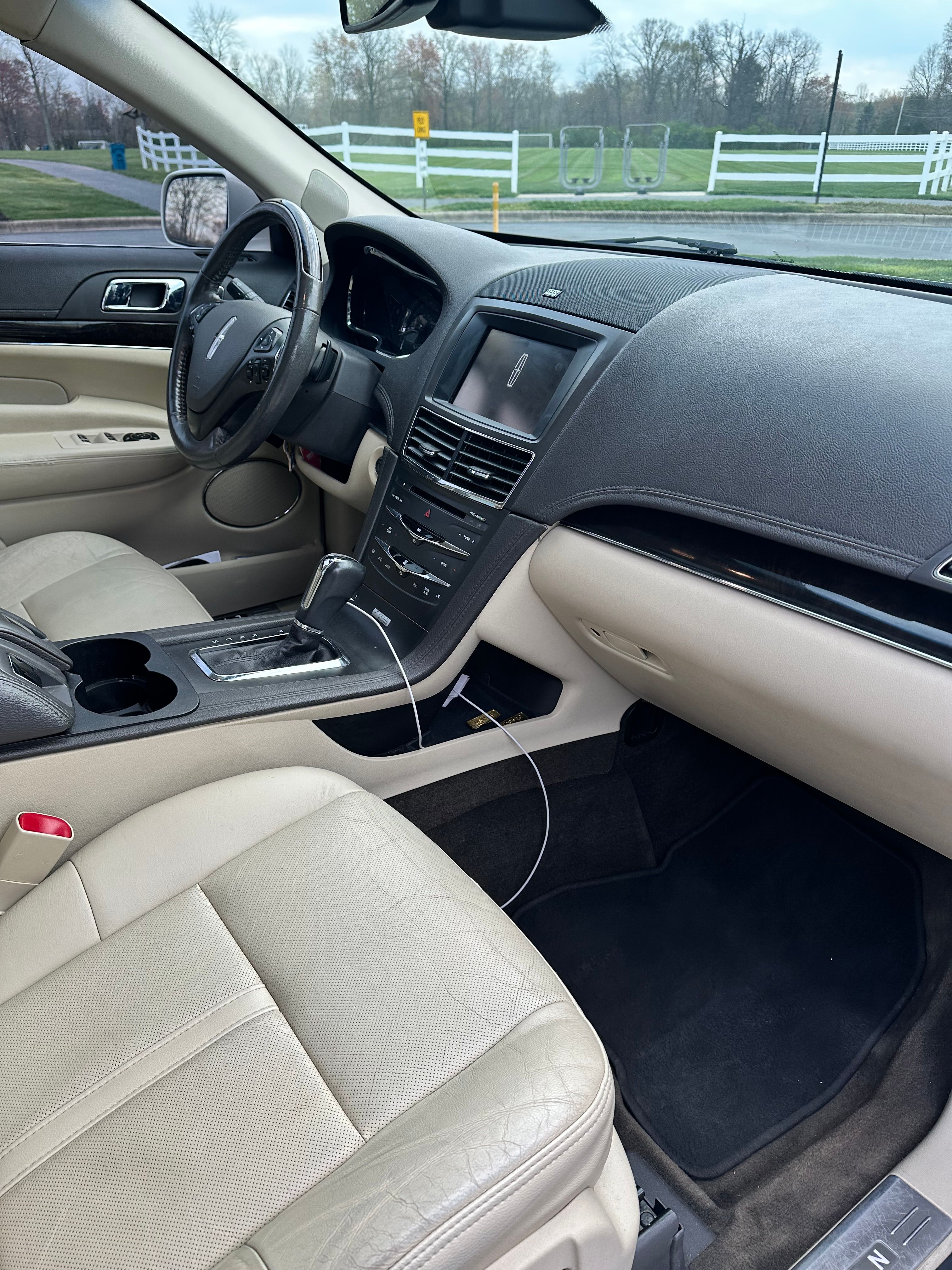 Used 2013 Lincoln MKT AWD image 10