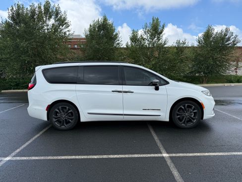 Used 2024 Chrysler Pacifica Touring-L w/ Uconnect Theater Family Group FWD image 6