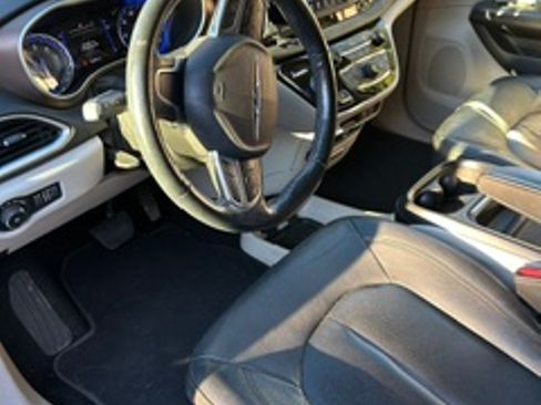 Used 2019 Chrysler Pacifica Touring-L FWD image 12