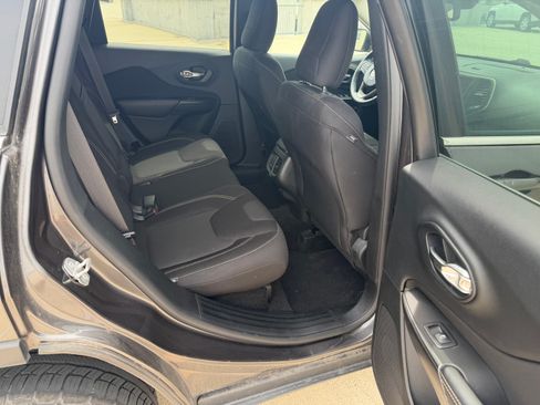 Used 2015 Jeep Cherokee Latitude FWD image 9