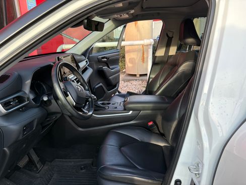 Used 2020 Toyota Highlander XLE image 12