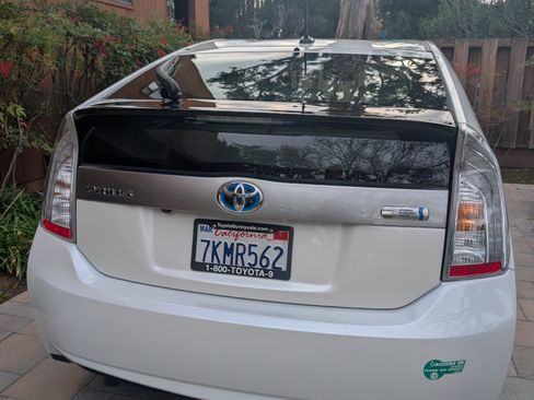 Used 2015 Toyota Prius Plug-In Hybrid image 2