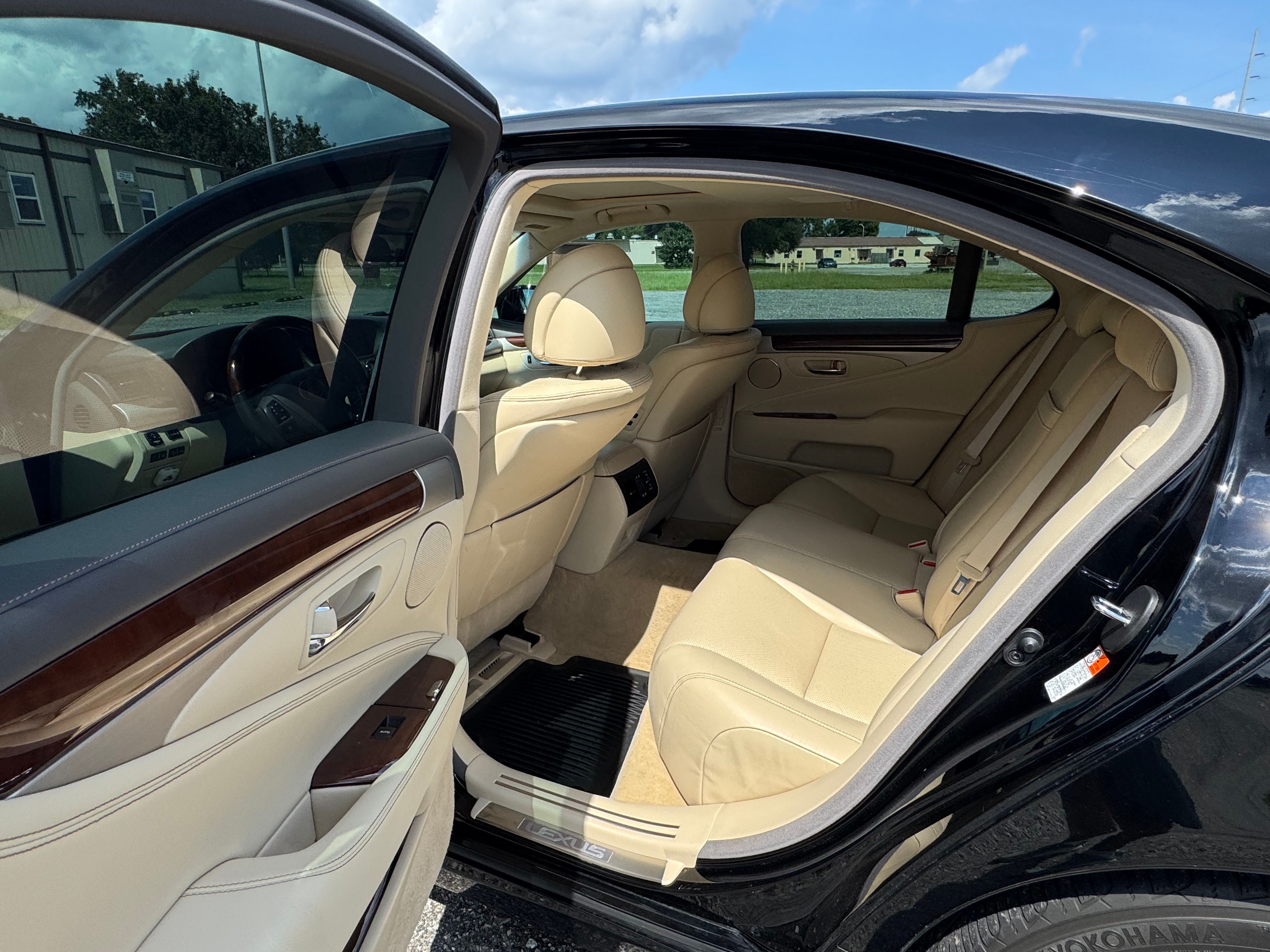 Used 2015 Lexus LS 460 w/ Comfort Package RWD image 13