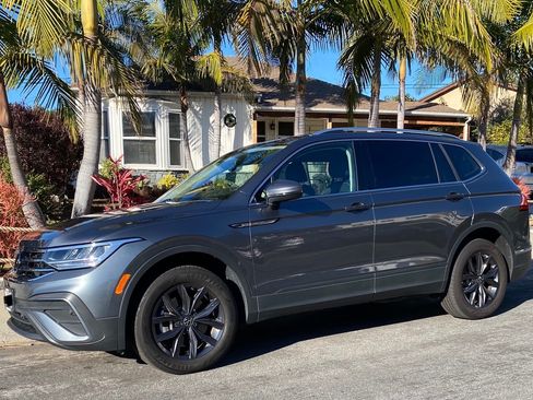 Used 2023 Volkswagen Tiguan SE image 1