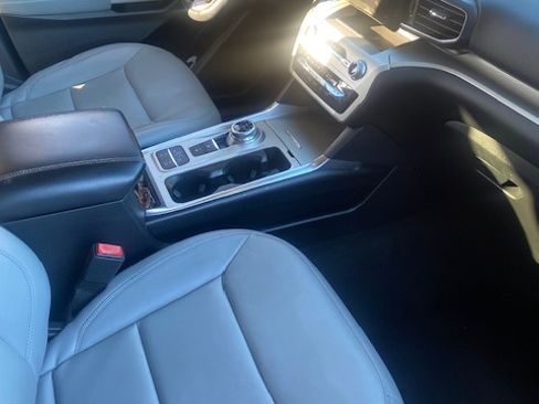 Used 2021 Ford Explorer XLT w/ Equipment Group 202A image 11