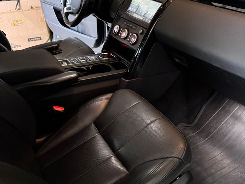 Used 2019 Land Rover Discovery SE image 15