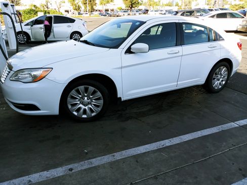 Used 2014 Chrysler 200 LX image 4
