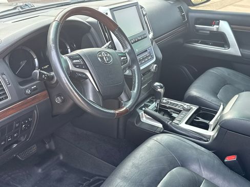 Used 2016 Toyota Land Cruiser image 2